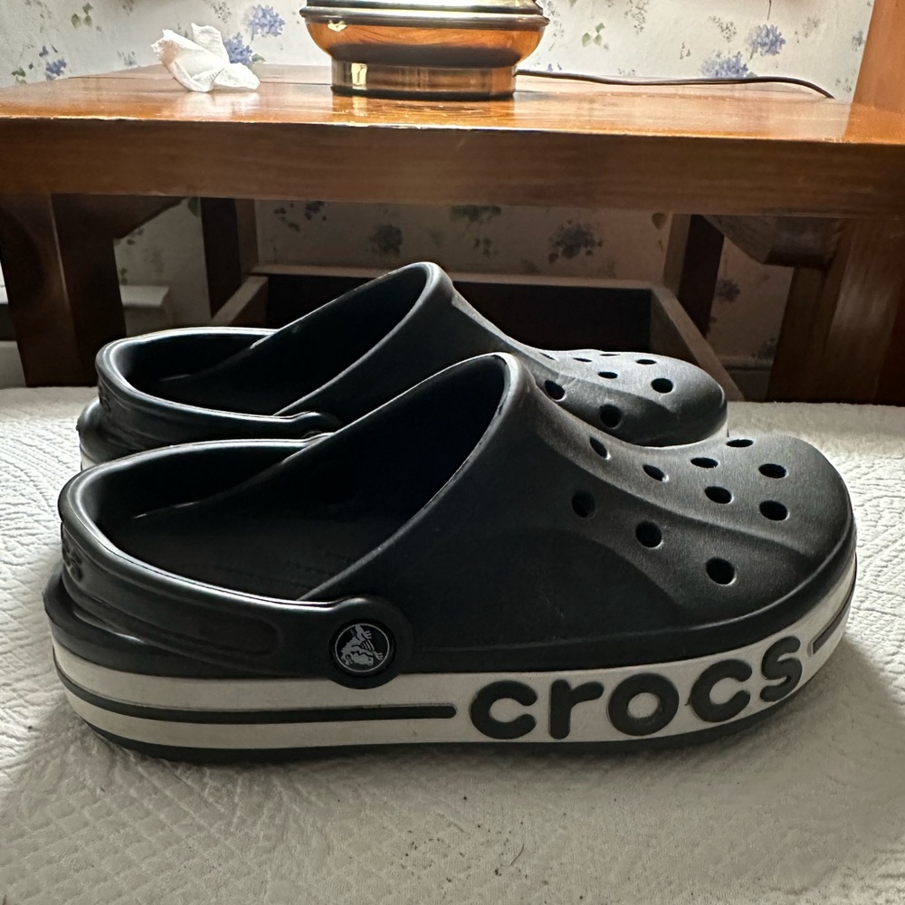 Crocs black bayaband clogs